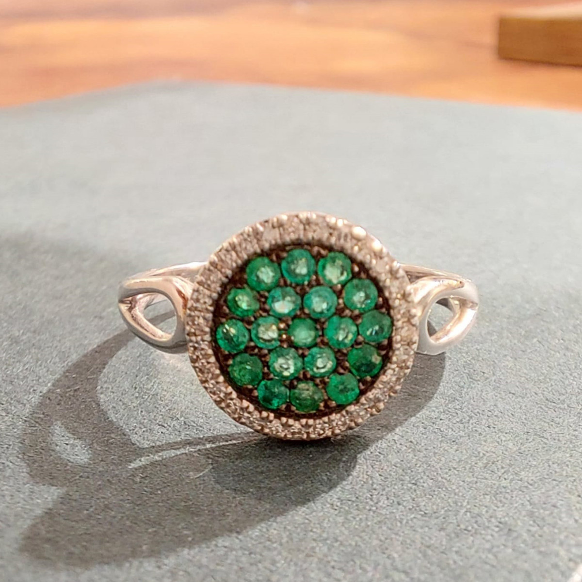 ANILLO DE DISEÑO CON ESMERALDAS Y DIAMANTES