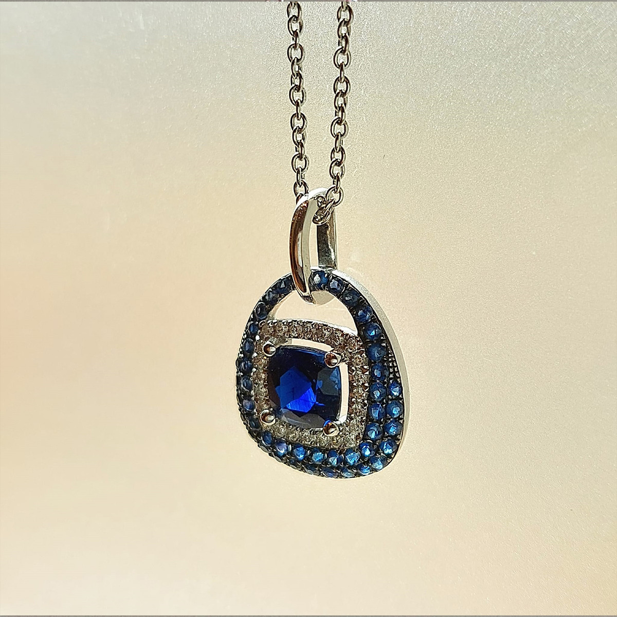WHITE GOLD KYNITE, SAPPHIRE AND DIAMONDS NECKLACE