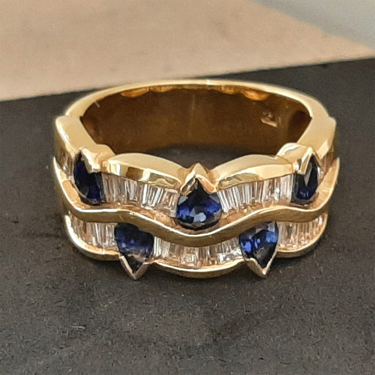 GOLD RING WITH BLUE PRECIOUS STONES