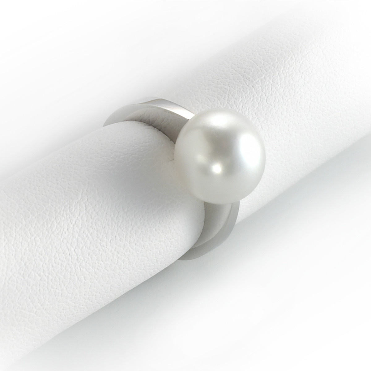 GOLD RING WITH AUSTRALIAN PEARL 11 MM