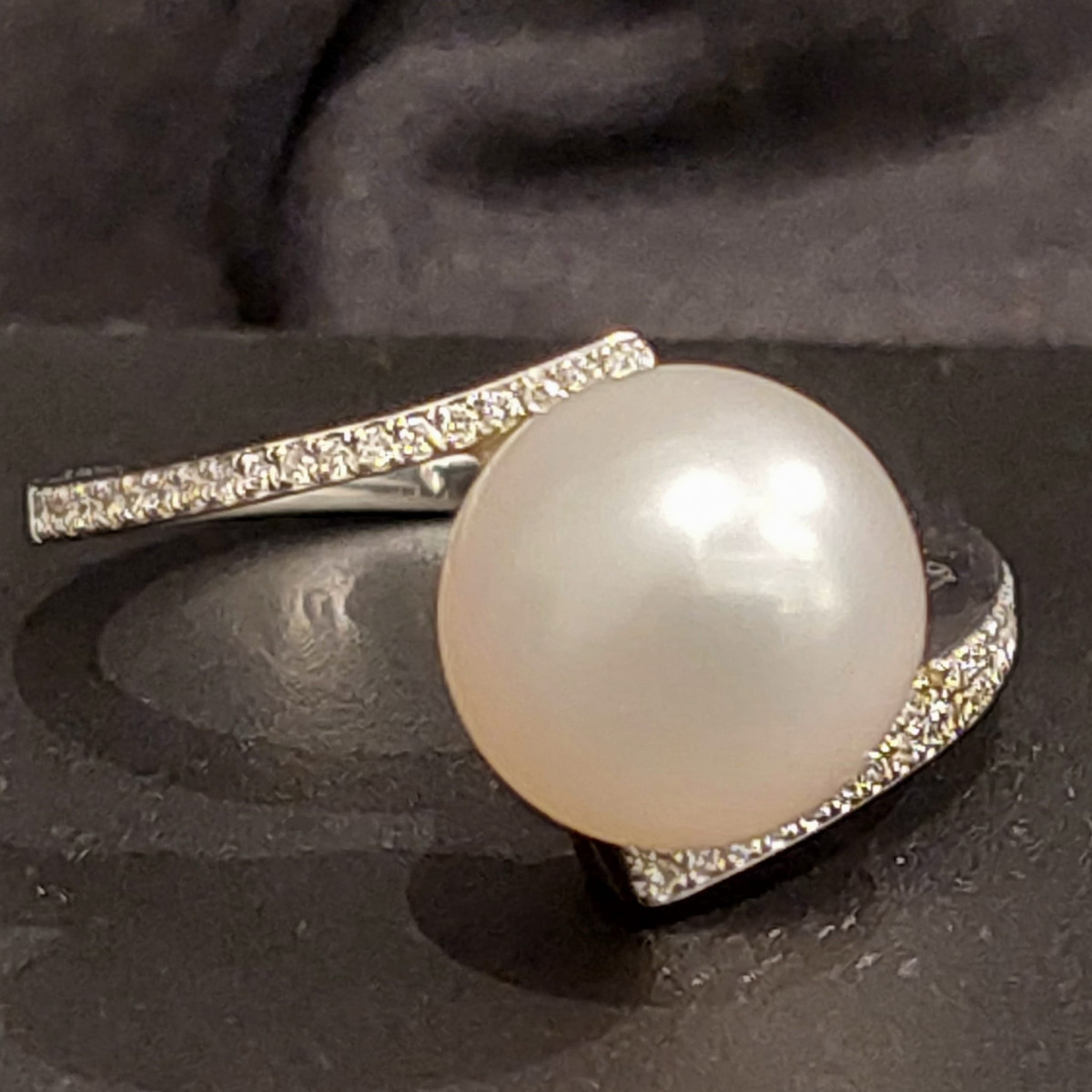 RING WITH 10 MM CULTIVATED PEARL AND DIAMONDS