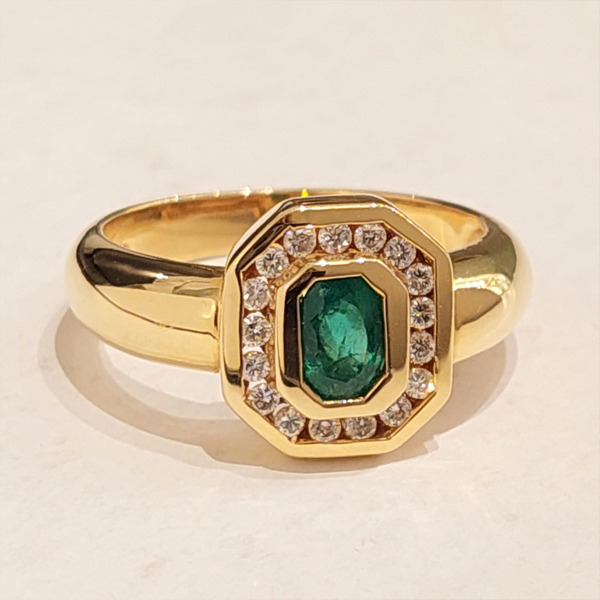 RING ROSETON YELLOW GOLD WITH EMERALD