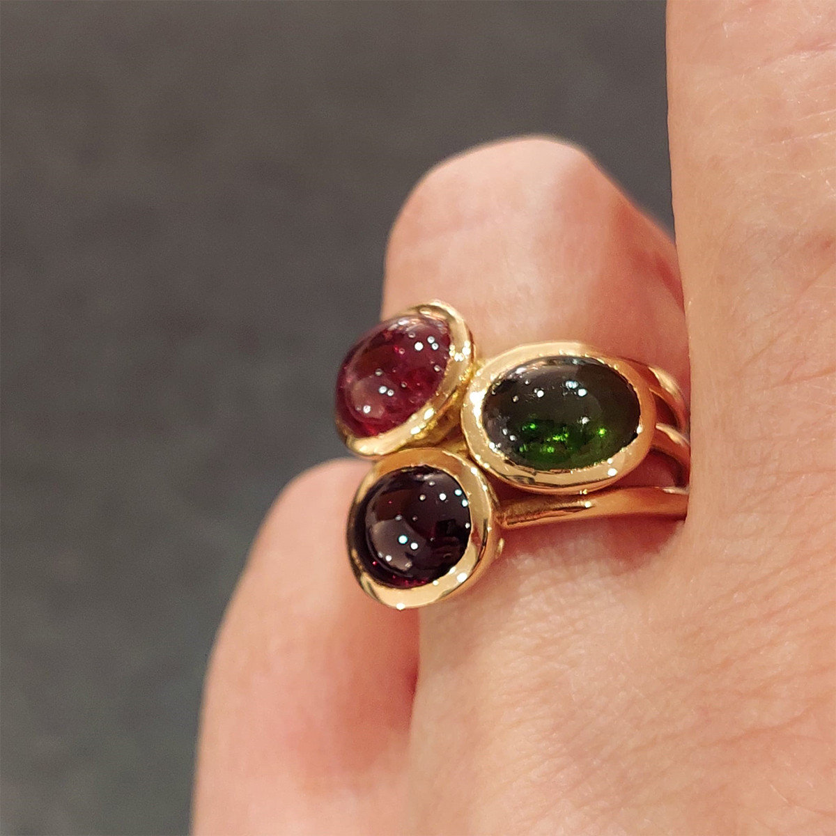 GOLD RING WITH GARNET AND TOURMALINES