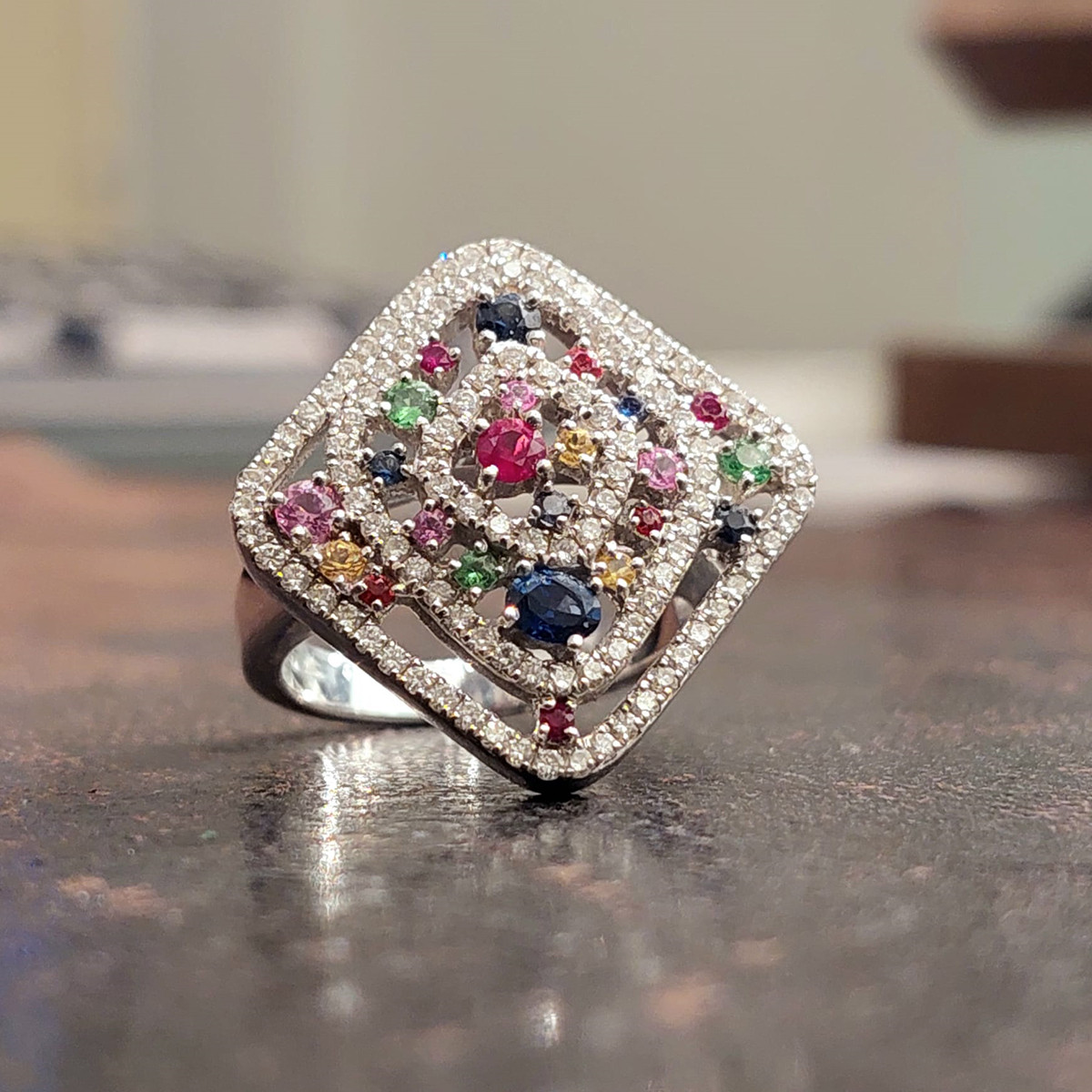 ANILLO CON PIEDRAS DE COLORES Y DIAMANTES