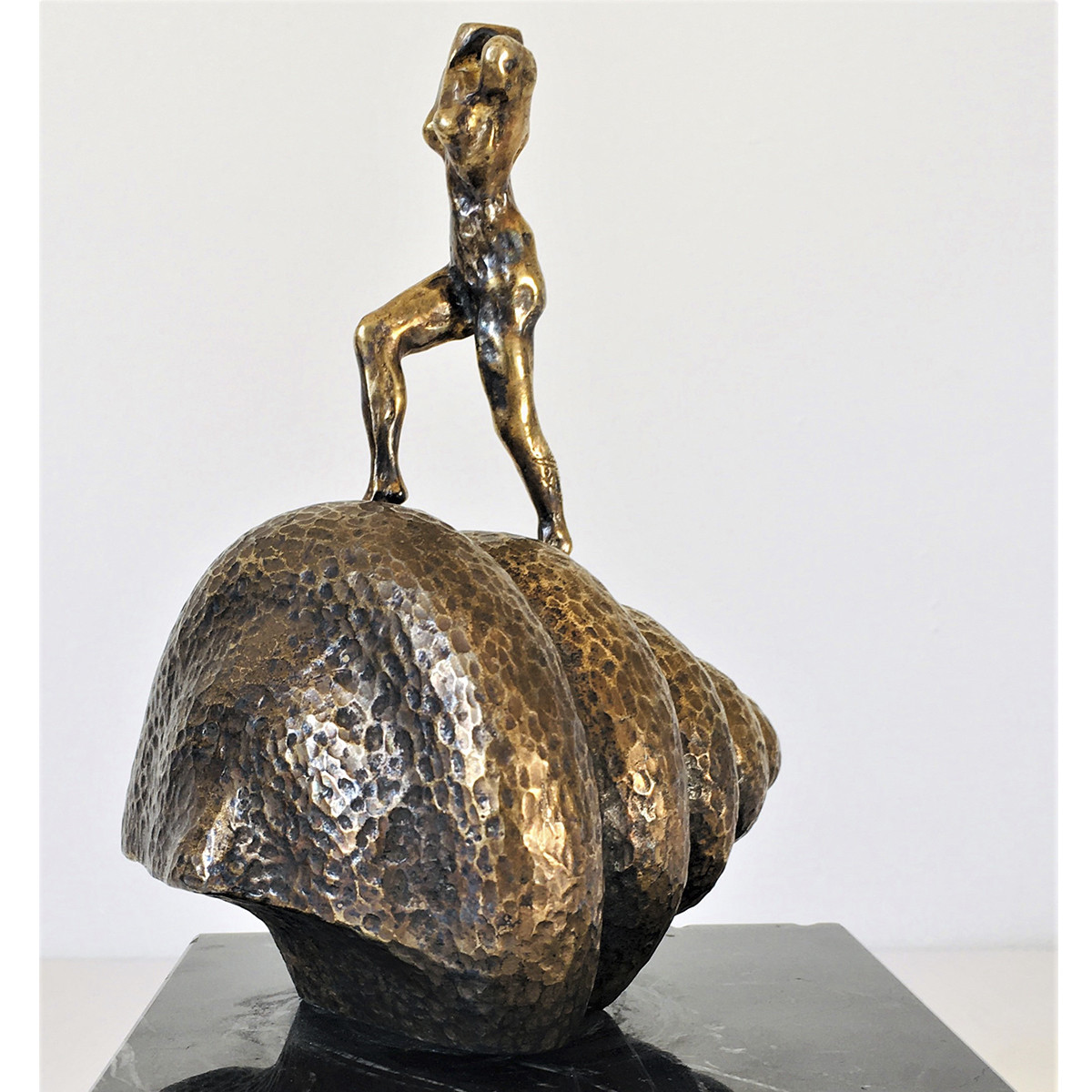COLLAR MUJER DESNUDA SUBIENDO ESCALERA DE DALÍ