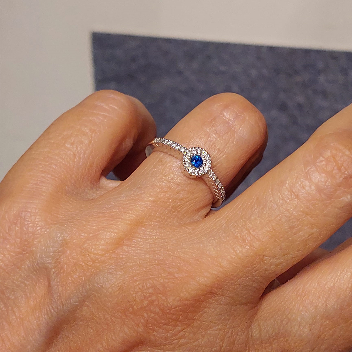 FINE RING WITH DIAMONDS AND BLUE STONE