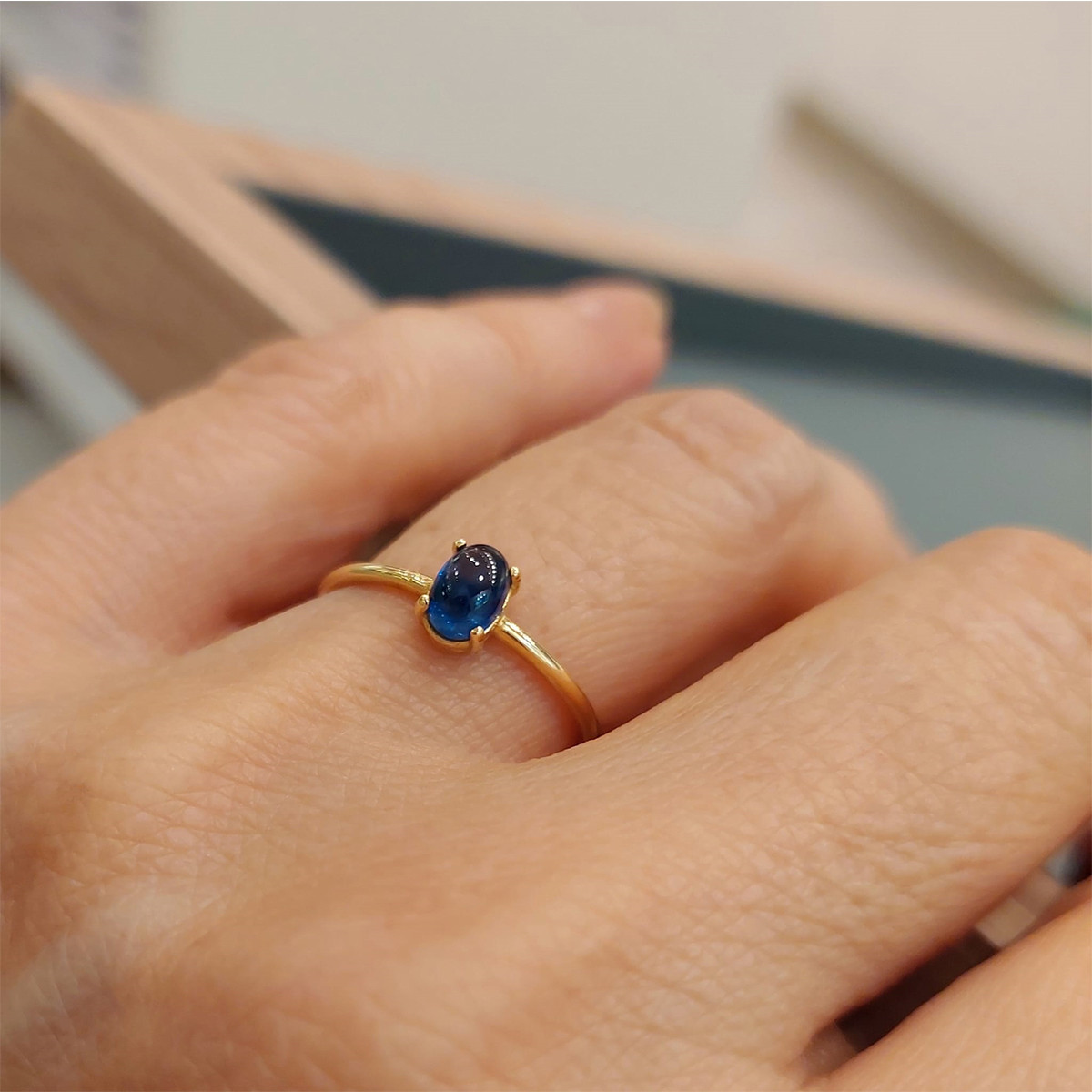 OVAL SAPPHIRE YELLOW GOLD RING