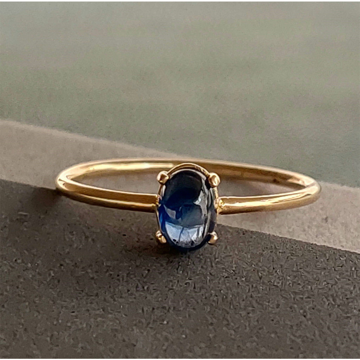 OVAL SAPPHIRE YELLOW GOLD RING
