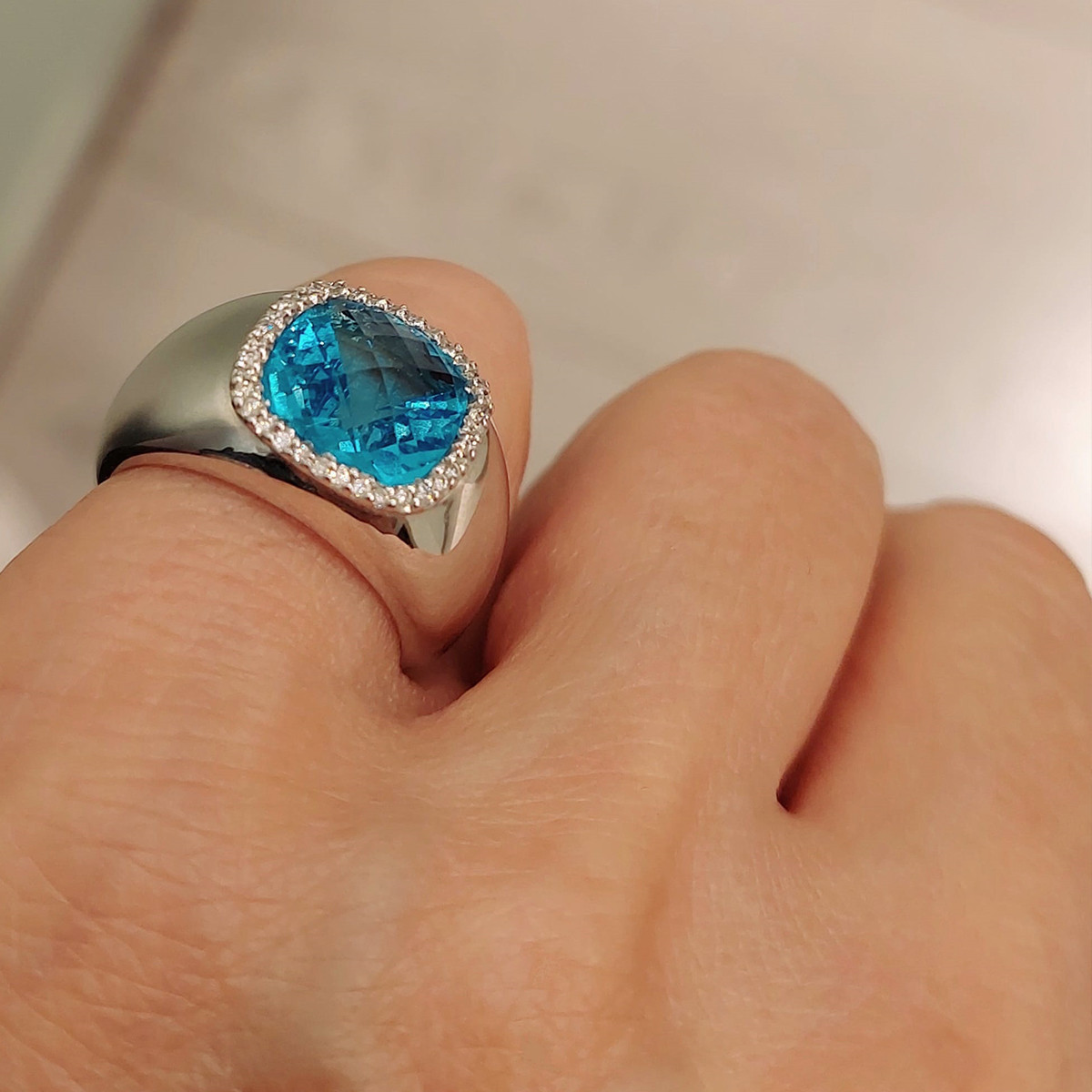 RING WITH BLUE TOPAZ AND DIAMONDS 0.13 KTES
