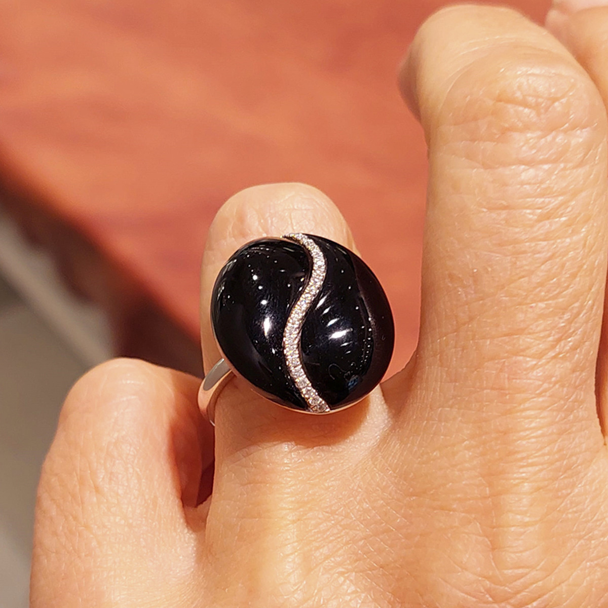OVAL ONYX GOLD RING AND DIAMONDS