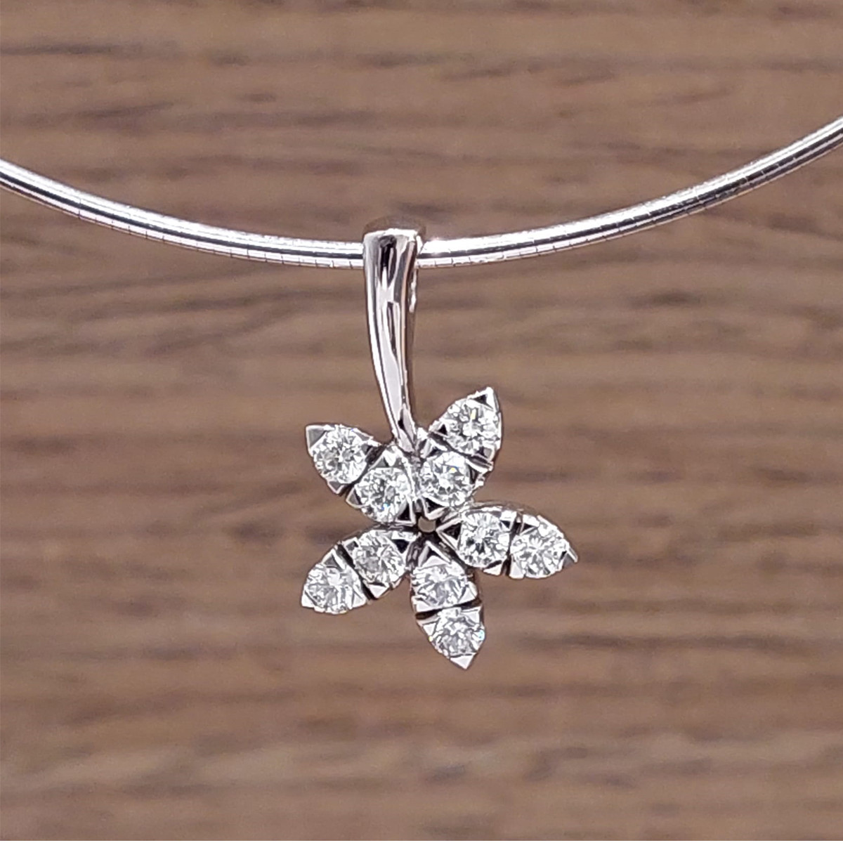 COLLAR ORO BLANCO CON FLOR DIAMANTES