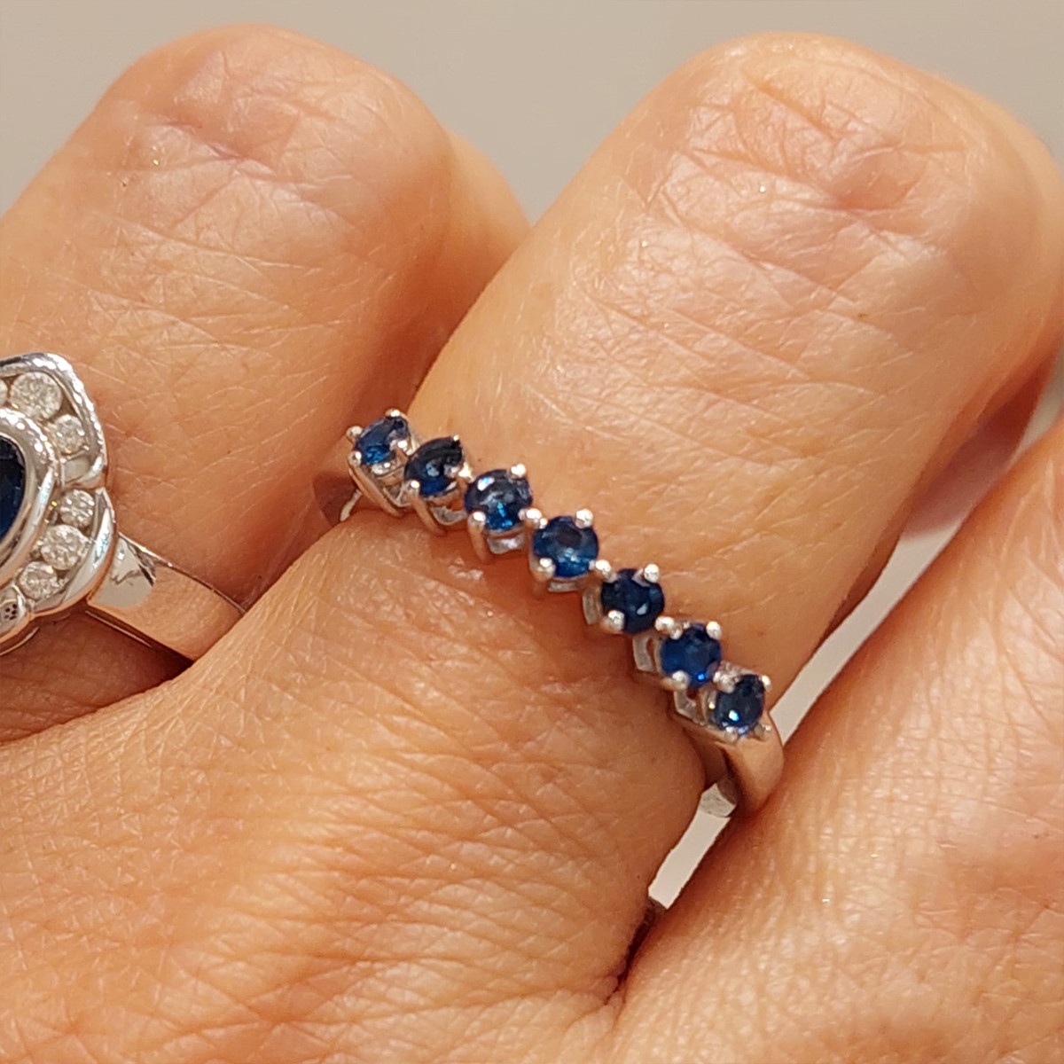 WHITE GOLD RING WITH 7 SAPPHIRES