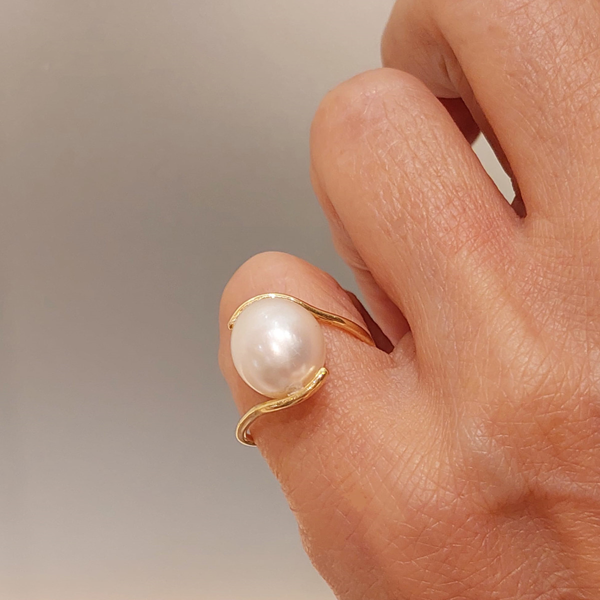 FINE THREAD GOLD RING WITH PEARL