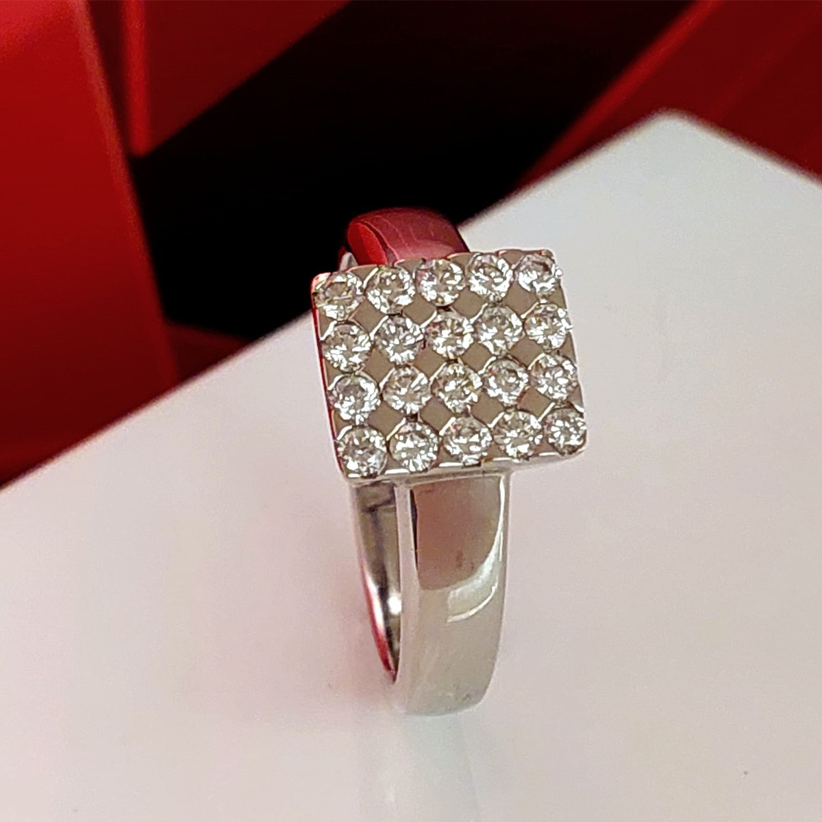 GOLD SEAL RING WITH 20 DIAMONDS