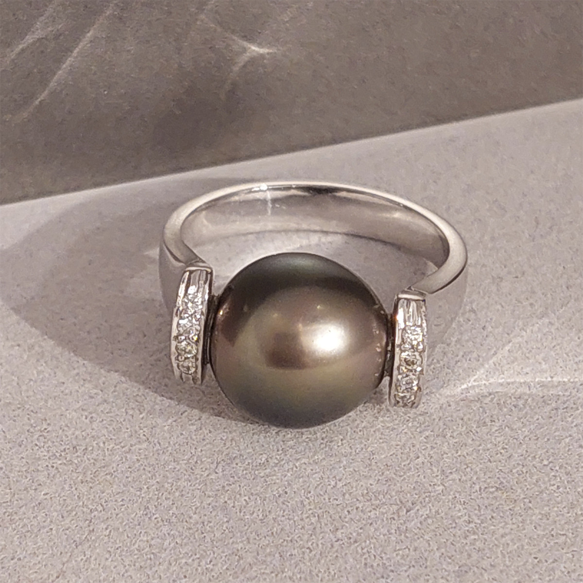 GOLD RING WITH DIAMONDS AND TAHITÍ PEARL