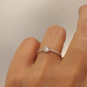 SOLITARIO ORO BLANCO 18 K CON DIAMANTE 0,30 CT Y PAVÉ SOLITARIO ORO BLANCO 18 K CON DIAMANTE 0,30 CT Y PAVÉ