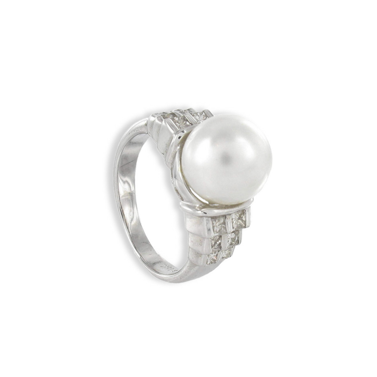 RING WITH AUSTRALIAN PEARL AND DIAMONDS