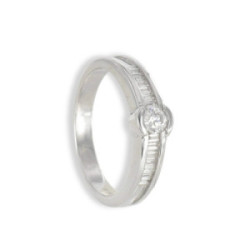 SOLITARIO ORO BLANCO 18K CON DIAMANTE CENTRAL Y LATERALES 0,38 CT