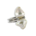 RING 2 BAROQUE PEARLS AND 2 DIAMONDS