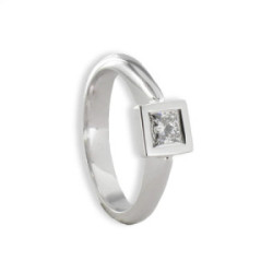 SOLITARIO ORO BLANCO 18K CON DIAMANTE PRINCESA 0,42 CT EN BISEL