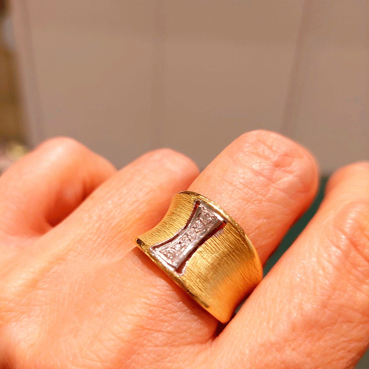ANILLO ORO TEXTURIZADO Y DIAMANTES