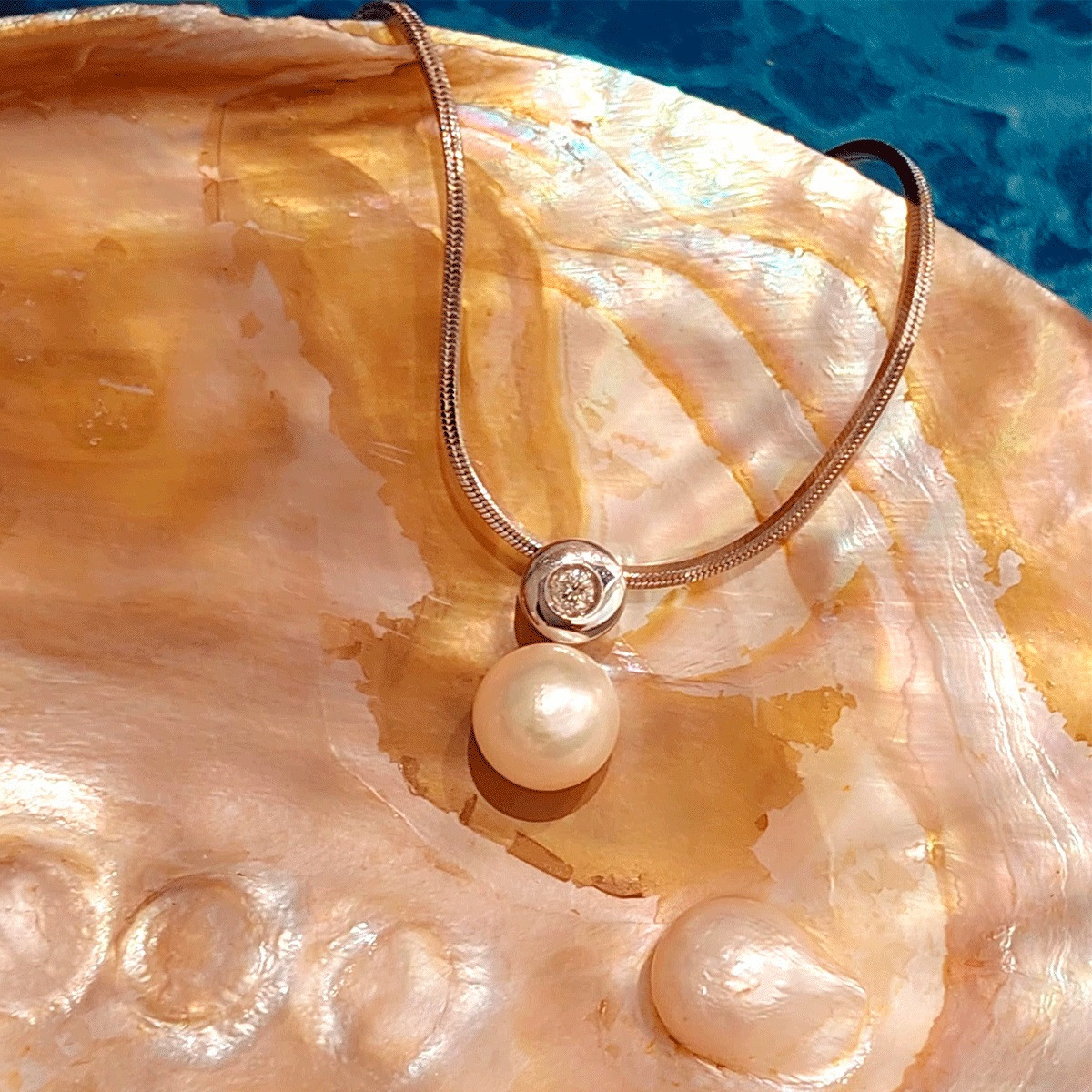 WHITE GOLD DIAMOND AND PEARL NECKLACE