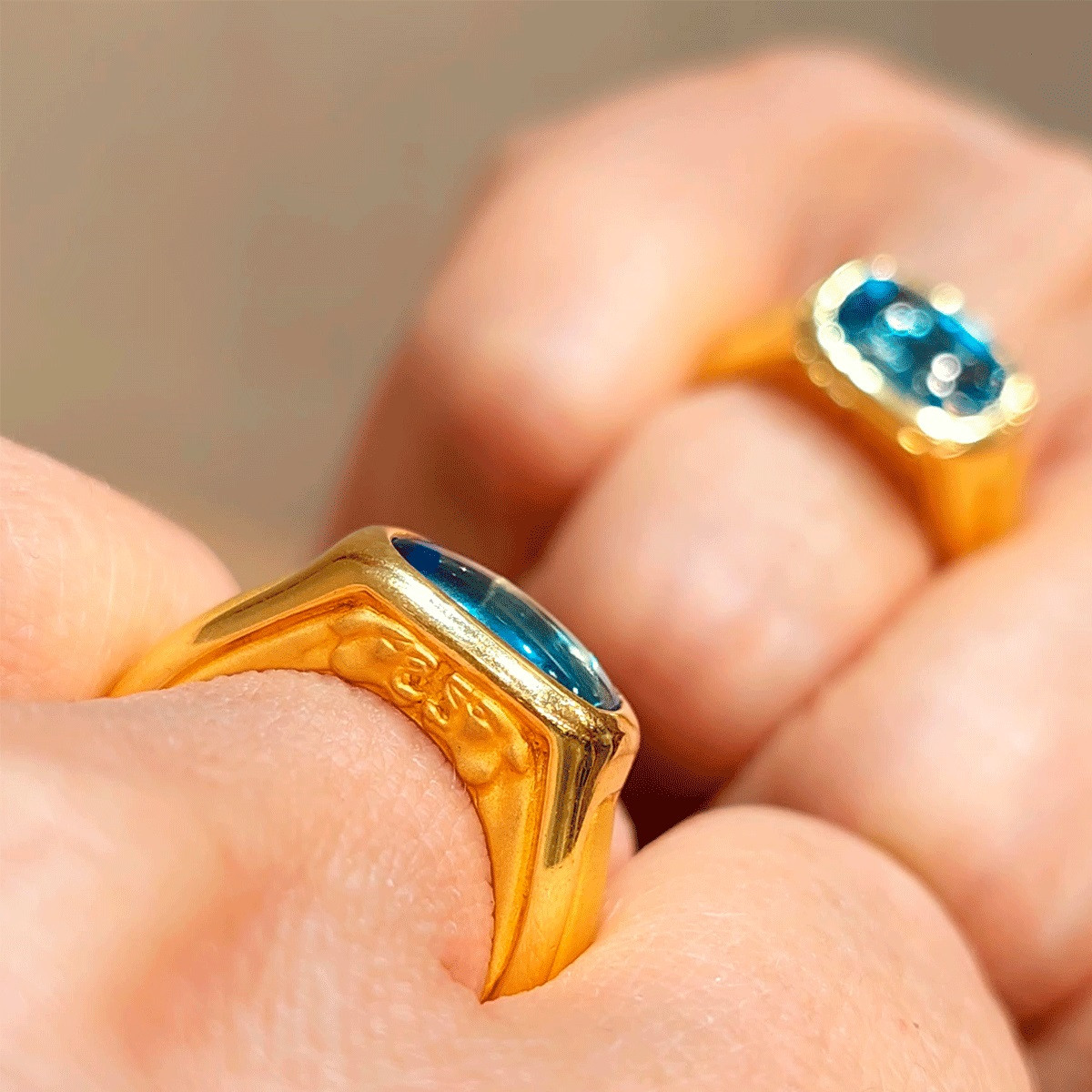 TWO PANTHERS BLUE QUARTZ GOLD RING