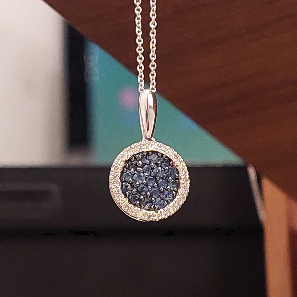 NECKLACE WITH SAPPHIRES AND DIAMONDS PENDANT