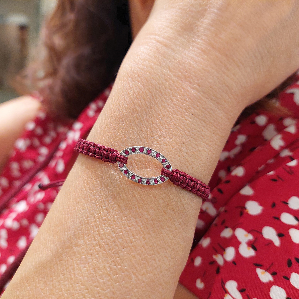 PULSERA MACRAME ORO Y RUBIS