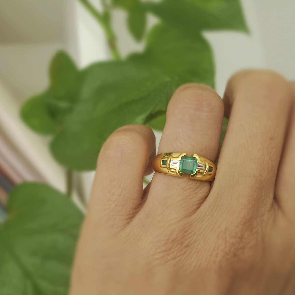 GOLD DIAMONDS AND EMERALD 0,75 KTES RING