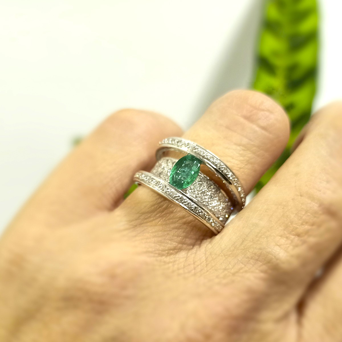 GOLD DIAMONDS AND 0,67 KTES EMERALD RING