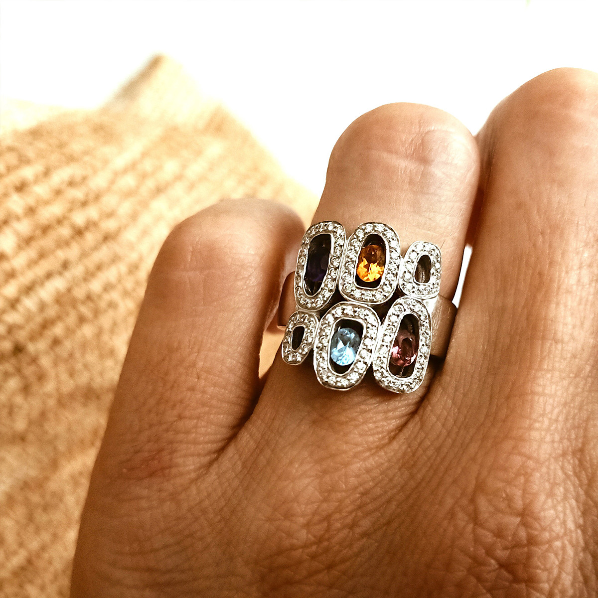 DESIGN RING WITH COLORED STONES AND DIAMONDS