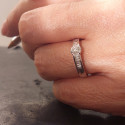 SOLITARIO ORO BLANCO 18K CON DIAMANTE CENTRAL Y LATERALES 0,38 CT