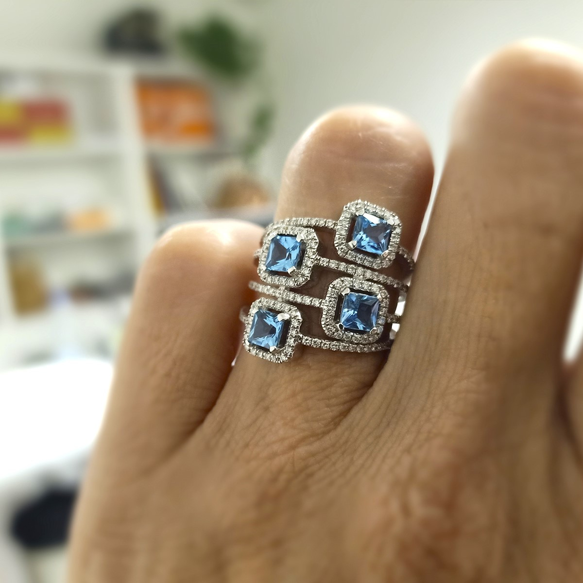 4 BLUE TOPAZ AND DIAMONDS RING