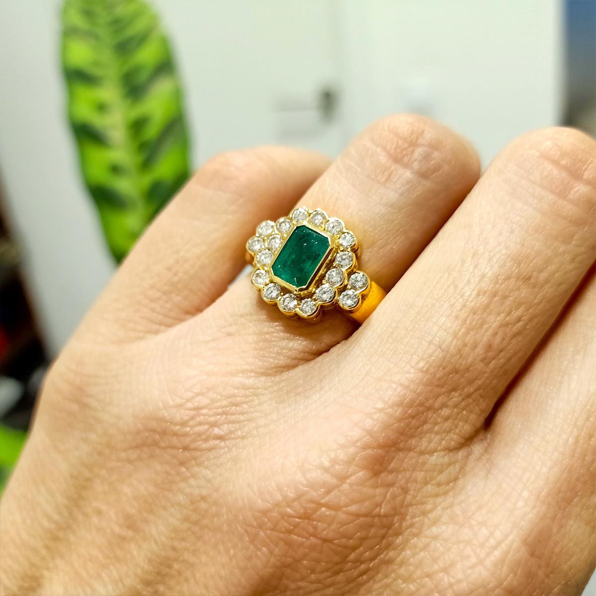 GOLD EMERALD AND DIAMONDS RING