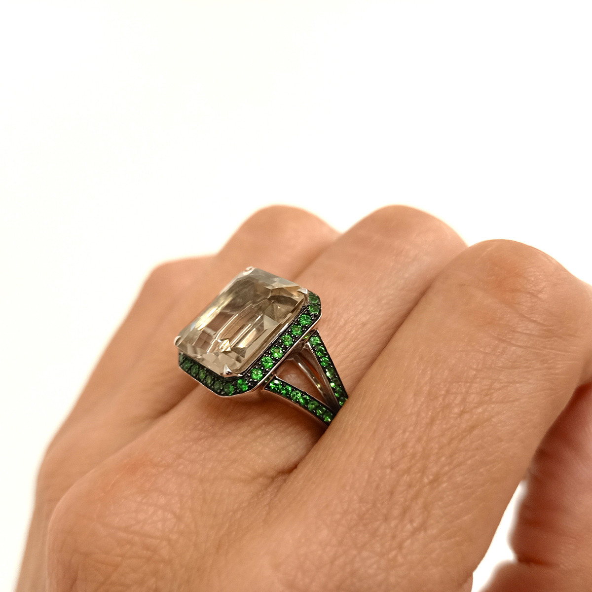 ANILLO DE ORO CON SAVORITAS VERDES