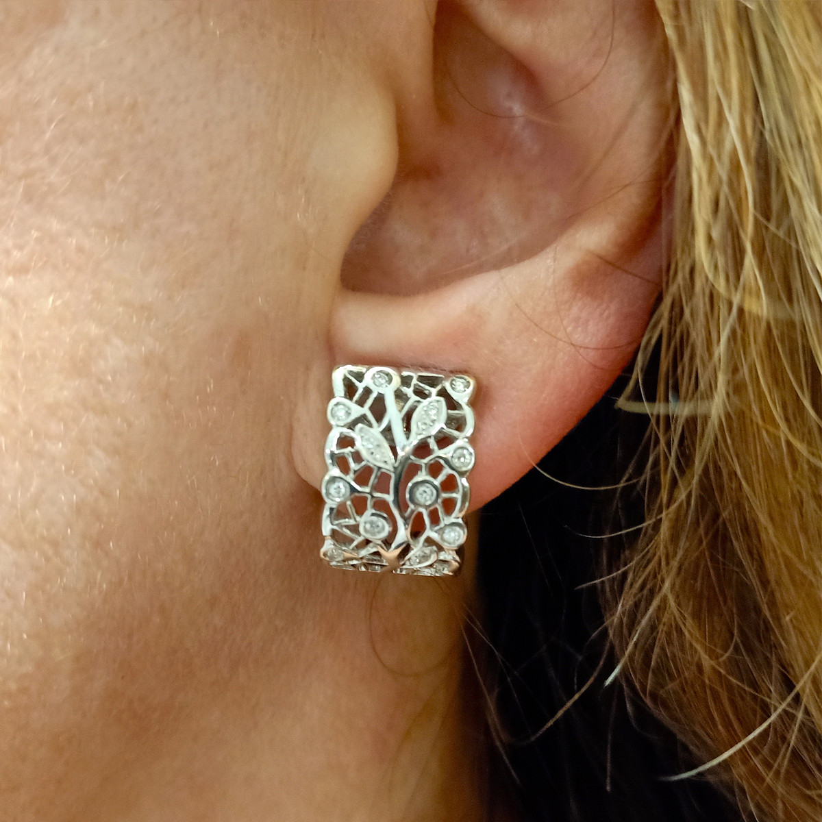GOLD AND DIAMOND EARRING