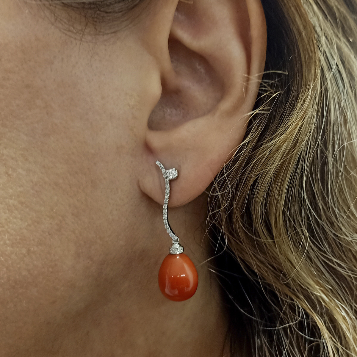 GOLD EARRING DIAMOND AND CORAL