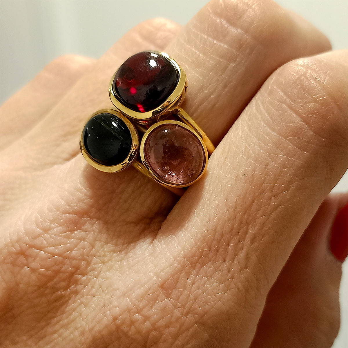 GOLD RING WITH GARNET AND TOURMALINES