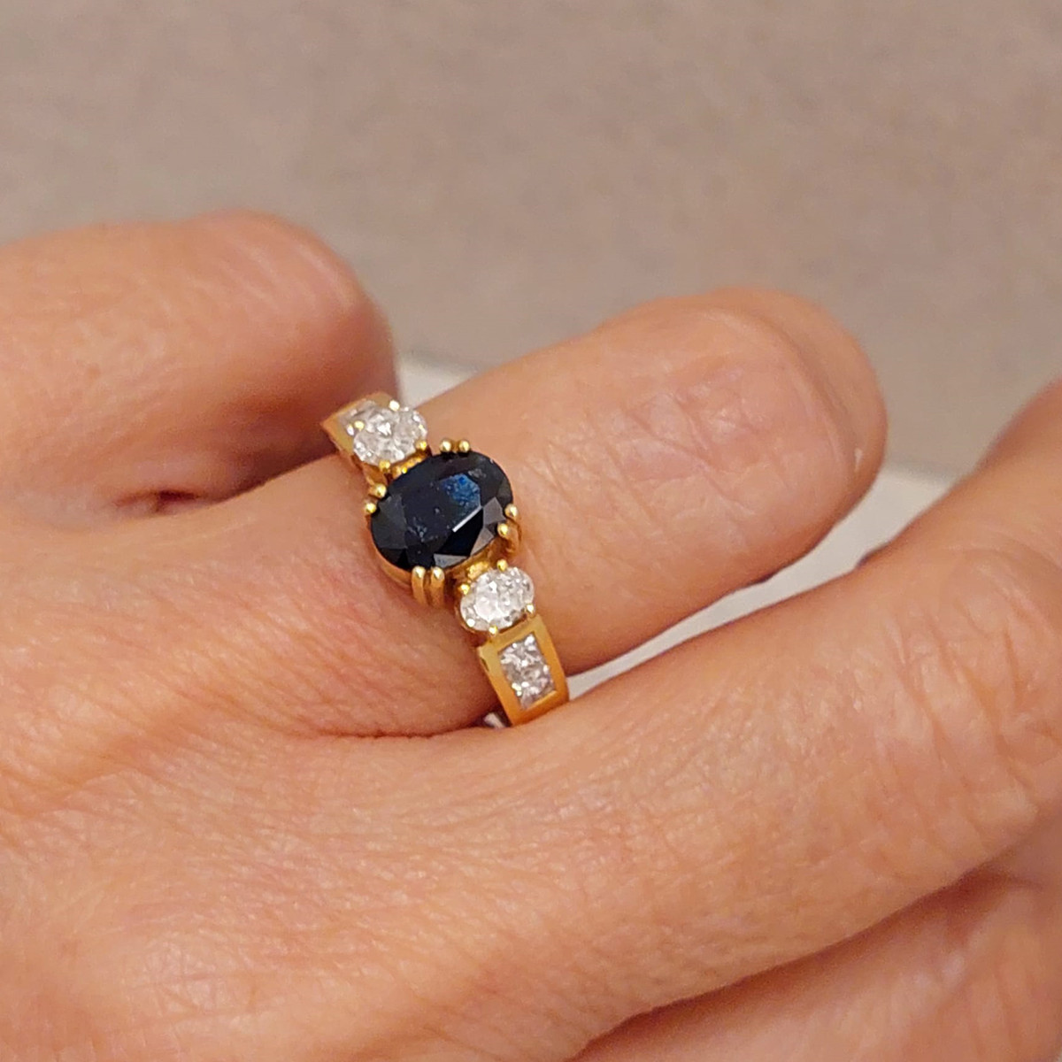 OVAL SAPPHIRE GOLD RING AND DIAMONDS