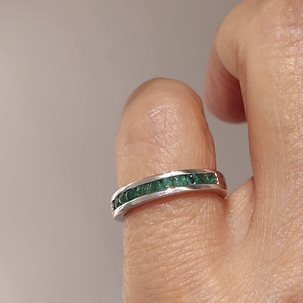 HALF RING 18 KT GOLD WITH EMERALDS