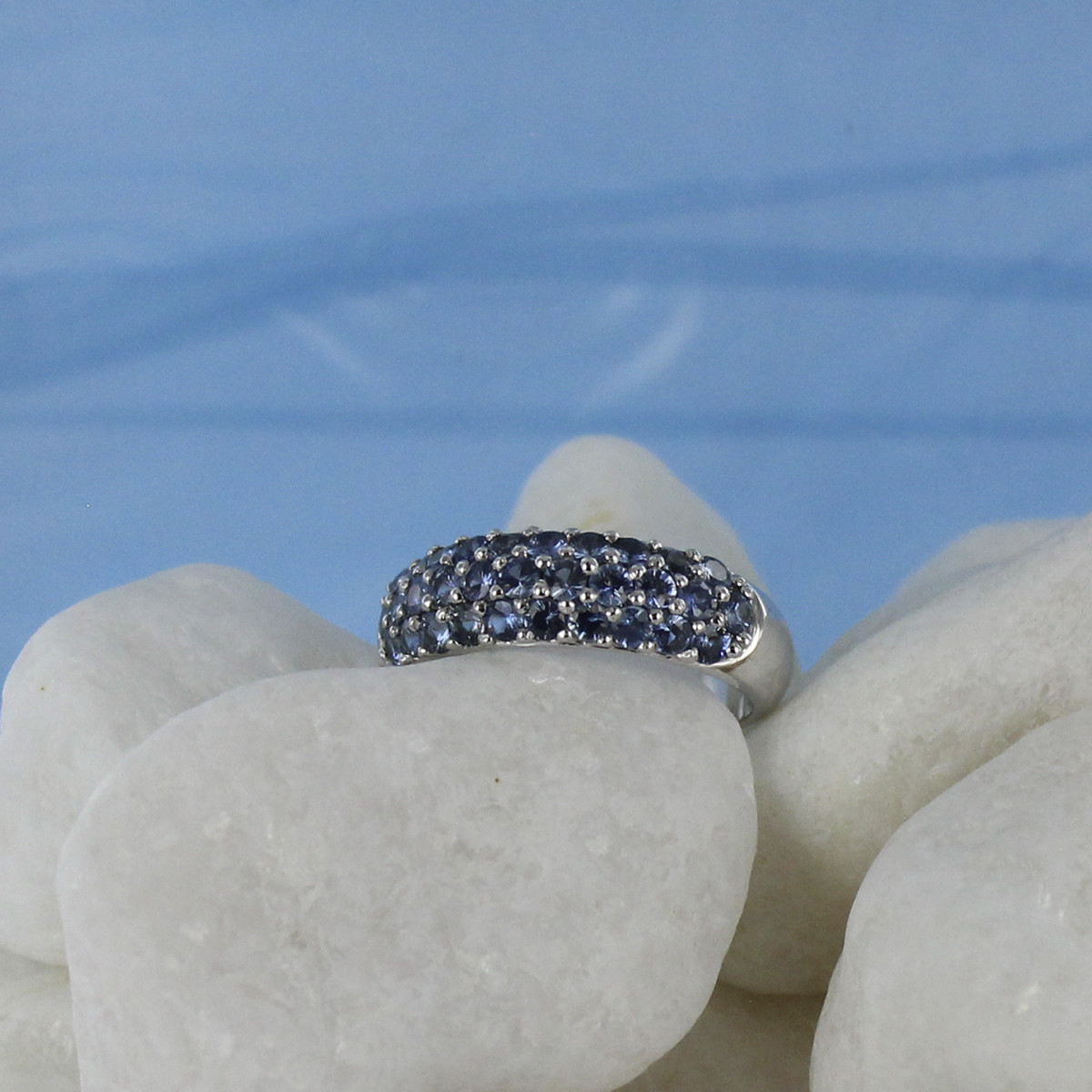 GOLD RING WITH LIGHT BLUE SAPPHIRES