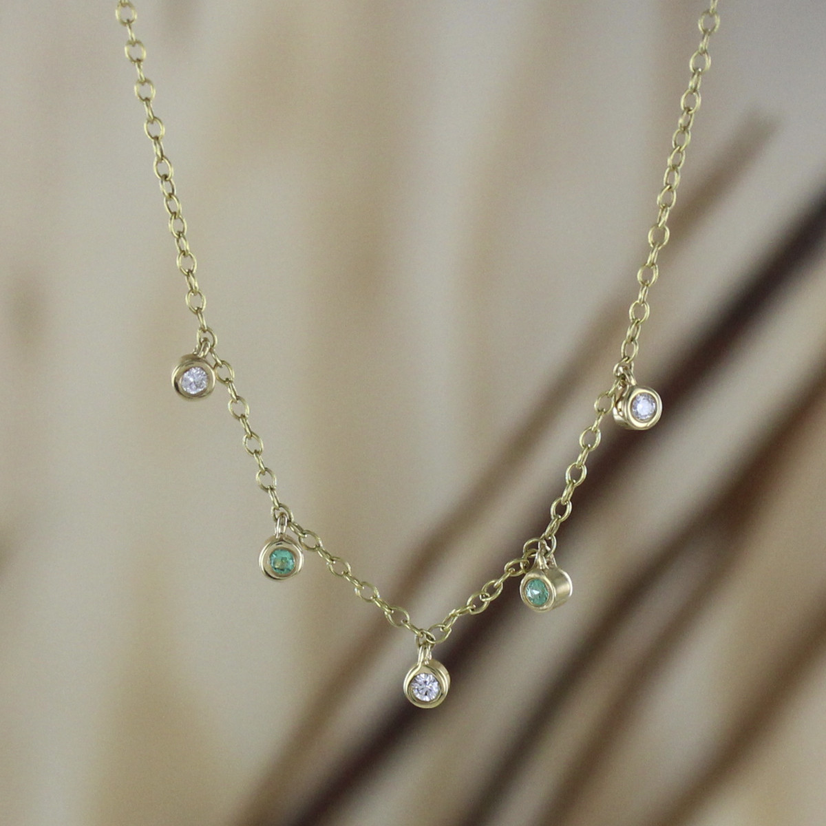 COLLAR CORTO ORO CON DIAMANTES Y ESMERALDAS