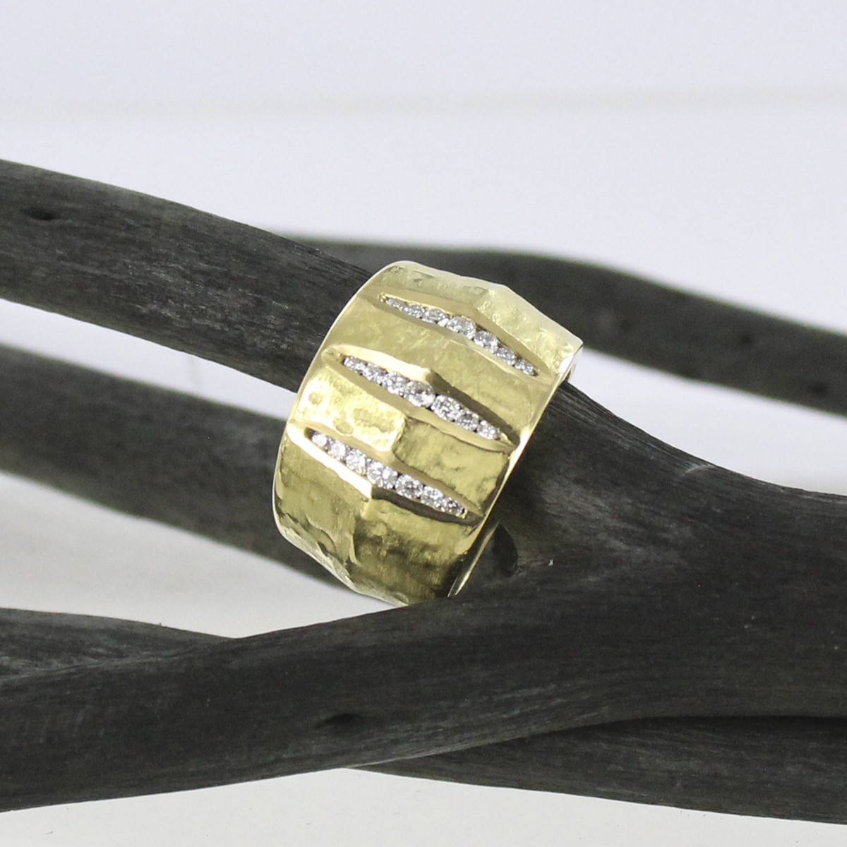 18K GOLD WIDE RING WITH DIAMONDS