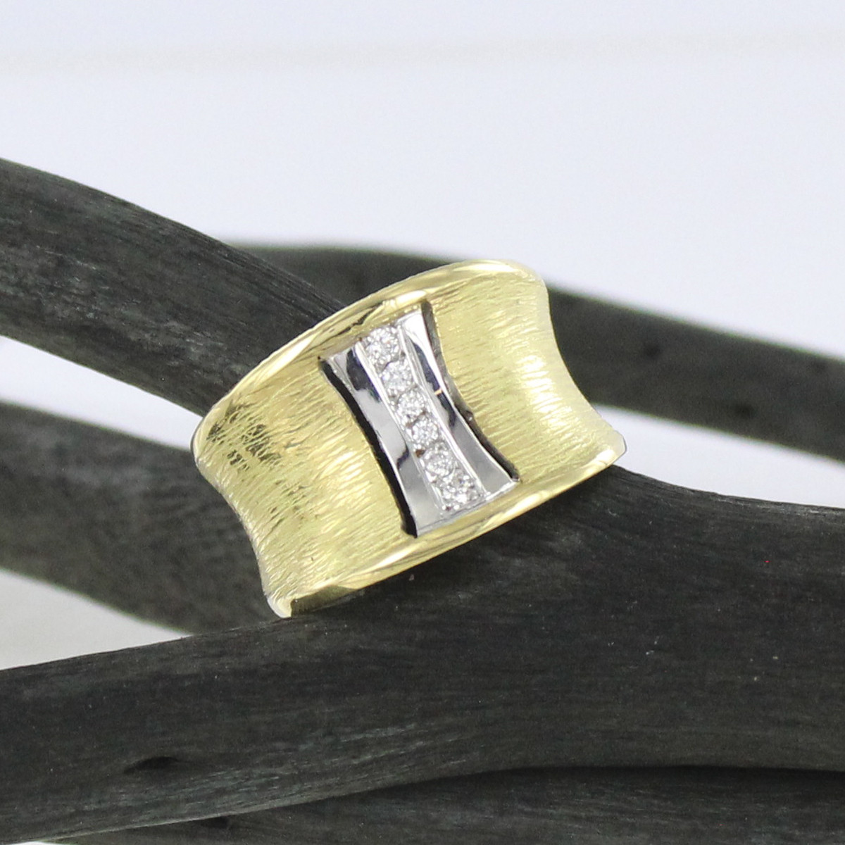 ANILLO ORO TEXTURIZADO Y DIAMANTES