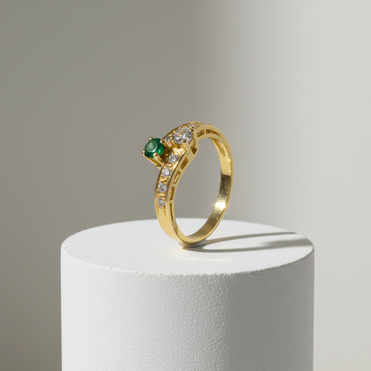 GOLD RING WITH EMERALD AND DIAMONDS