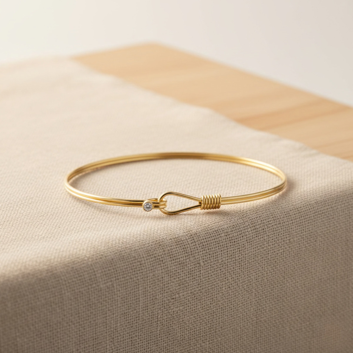 PULSERA RÍGIDA CON DIAMANTE