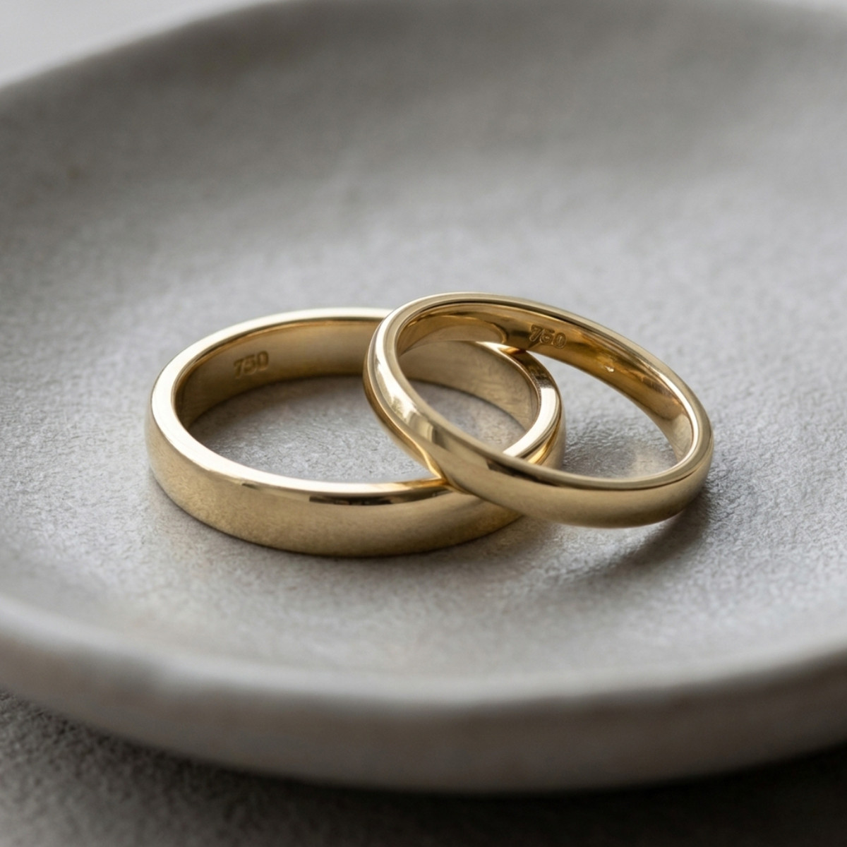 WEDDING RING IN YELLOW GOLD