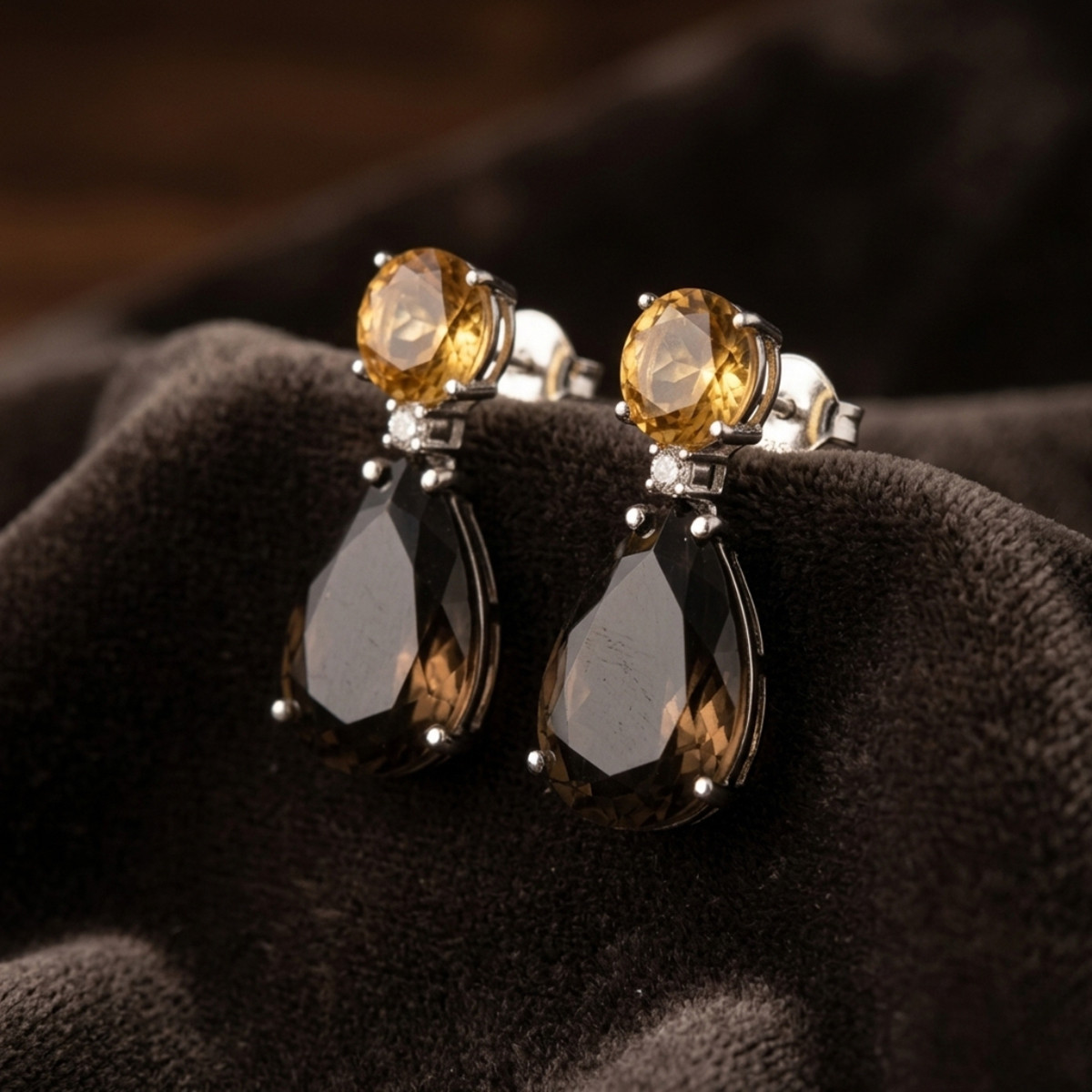 GOLD AND QUARTZ EARRING