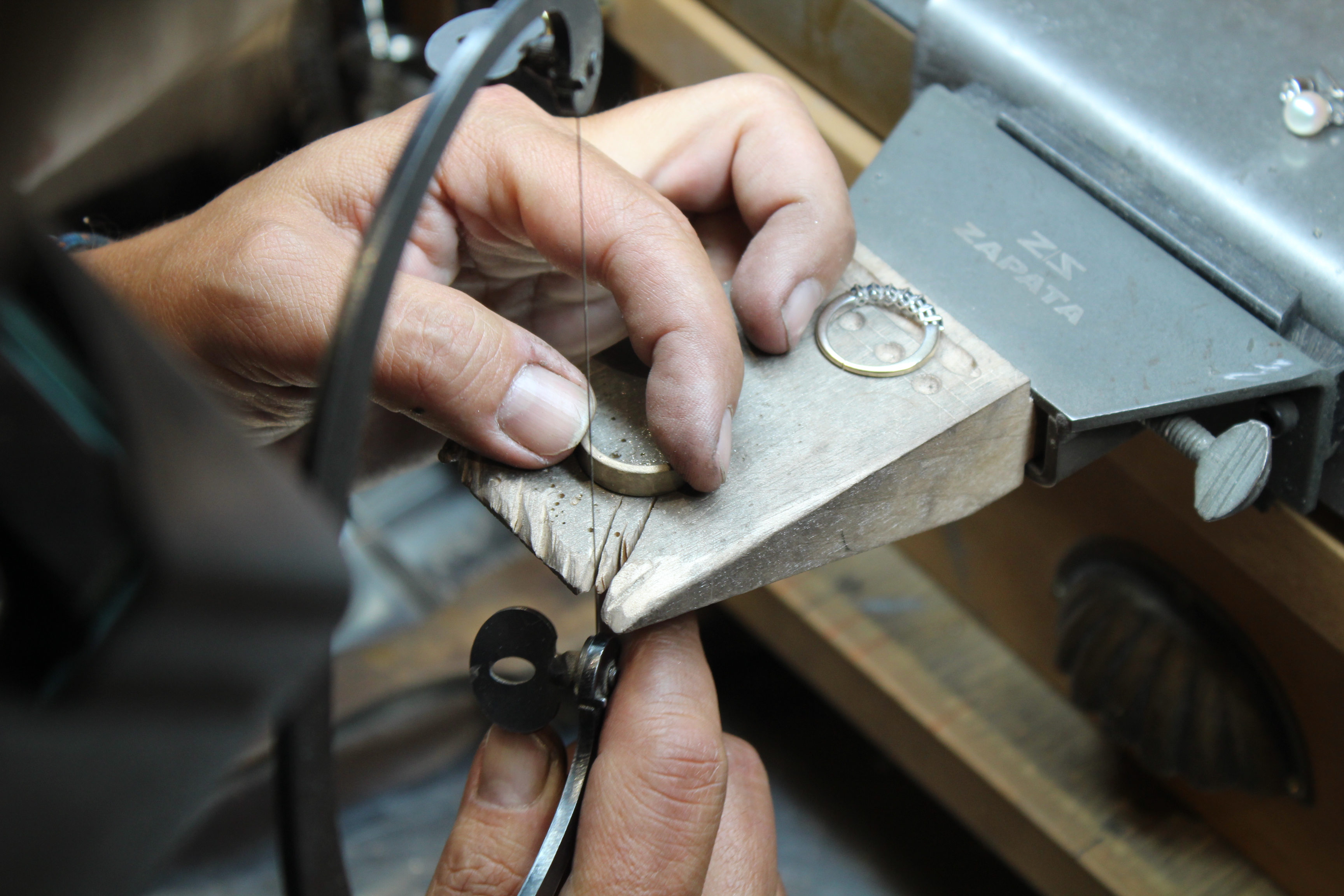 Trabajo artesanal en el taller de joyería de Zapata Joyeros en Barcelona